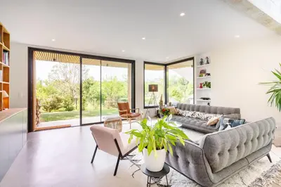 Coin salon dans l'établissement Souvenirs architect's house with pool and garden