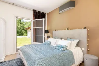 Un ou plusieurs lits dans un hébergement de l'établissement Le Mas - House with swimming pool in a privileged environment