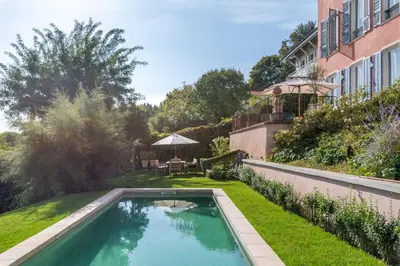 Piscine de l'établissement La vue - Charming house with a pool garden and amazing view ou située à proximité