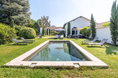 Jardin de l'établissement La belle vie charming house with pool