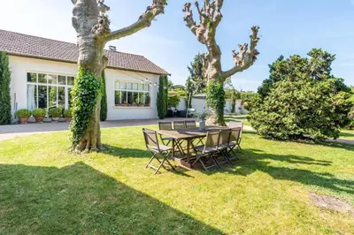 Jardin de l'établissement La belle vie charming house with pool