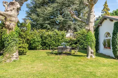 Jardin de l'établissement La belle vie charming house with pool