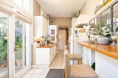 Cuisine ou kitchenette dans l'établissement La belle vie charming house with pool