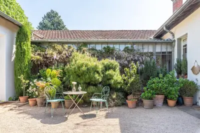 Jardin de l'établissement La belle vie charming house with pool