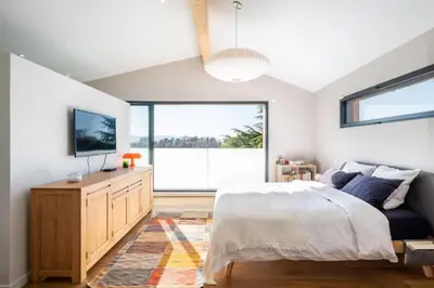 Télévision ou salle de divertissement dans l'établissement Les Muriers - Stunning wooden modern house