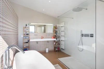 Salle de bains dans l'établissement Les Muriers - Stunning wooden modern house