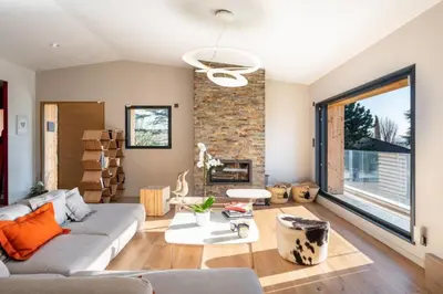 Coin salon dans l'établissement Les Muriers - Stunning wooden modern house
