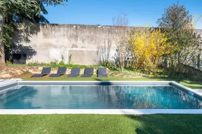 Piscine de l'établissement Les Muriers - Stunning wooden modern house ou située à proximité