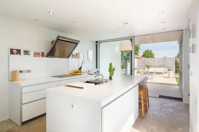 Cuisine ou kitchenette dans l'établissement Blanche - Contemporary architect's house