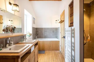 Salle de bains dans l'établissement Les Cyprès - Amazing house with garden and pool
