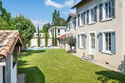 Jardin de l'établissement Les Cyprès - Amazing house with garden and pool