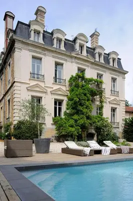 Piscine de l'établissement Le Manoir Amazing Hotel Particulier with garden and pool ou située à proximité