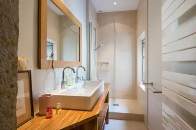 Salle de bains dans l'établissement Volange - Homely house with pool garden and amazing view
