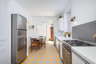 Cuisine ou kitchenette dans l'établissement Le Parc - Estate with swimming pool in a park