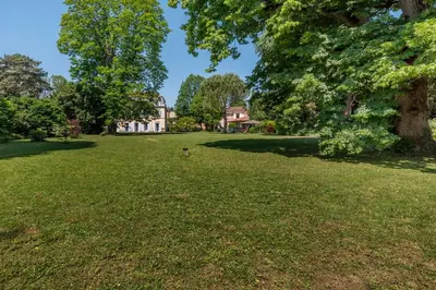 Jardin de l'établissement Le Parc - Estate with swimming pool in a park
