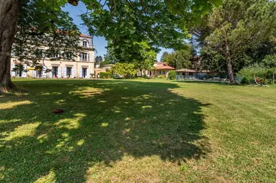Jardin de l'établissement Le Parc - Estate with swimming pool in a park