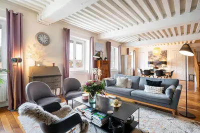 Coin salon dans l'établissement Les Célestins - Appartement avec vue splendide