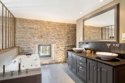 Salle de bains dans l'établissement Les Pierres - Charming and typical stone house