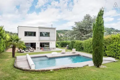 Piscine de l'établissement O vert - Amazing villa with trendy decoration ou située à proximité