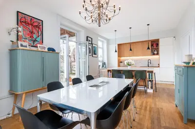 Cuisine ou kitchenette dans l'établissement Louisiane- House with swimming pool