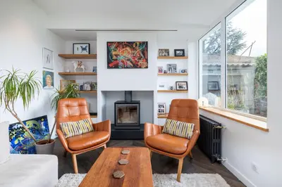 Coin salon dans l'établissement Louisiane- House with swimming pool