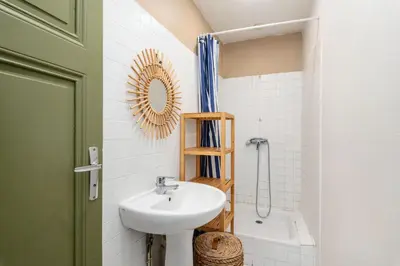 Salle de bains dans l'établissement L'Authentique - Appartement en coeur de ville
