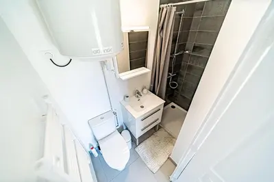 Salle de bains dans l'établissement Le Petit Clément - Charmant et Cosy