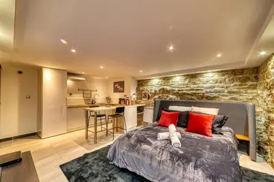 Cuisine ou kitchenette dans l'établissement Movie Room Immersion unique et atmosphère cosy assurée - wifi inclus
