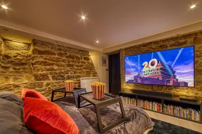 Télévision ou salle de divertissement dans l'établissement Movie Room Immersion unique et atmosphère cosy assurée - wifi inclus