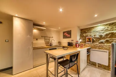 Cuisine ou kitchenette dans l'établissement Movie Room Immersion unique et atmosphère cosy assurée - wifi inclus