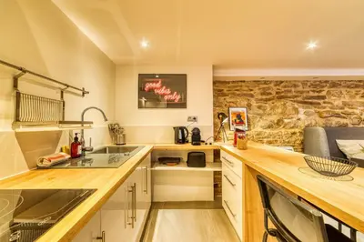 Cuisine ou kitchenette dans l'établissement Movie Room Immersion unique et atmosphère cosy assurée - wifi inclus
