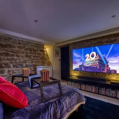 Movie Room Immersion unique et atmosphère cosy assurée - wifi inclus