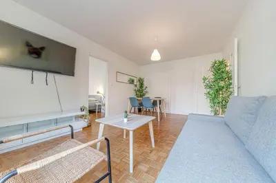 Télévision ou salle de divertissement dans l'établissement Le Jardin d’Alexandre cosy 4 pers Charpennes