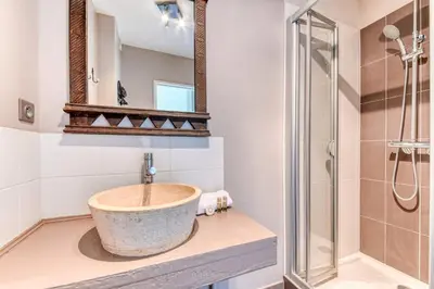 Salle de bains dans l'établissement Maison des Platanes - Welkeys
