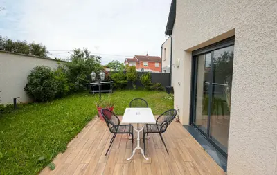 Jardin de l'établissement Logement cosy neuf avec jardin