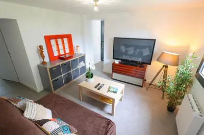 Télévision ou salle de divertissement dans l'établissement Logement cosy neuf avec jardin