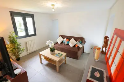 Coin salon dans l'établissement Logement cosy neuf avec jardin