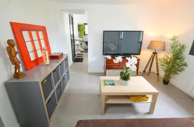 Télévision ou salle de divertissement dans l'établissement Logement cosy neuf avec jardin