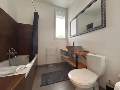 Salle de bains dans l'établissement Magnifique appartement avec jardin et terrasse
