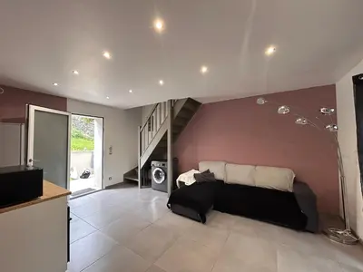 Télévision ou salle de divertissement dans l'établissement Magnifique appartement avec jardin et terrasse
