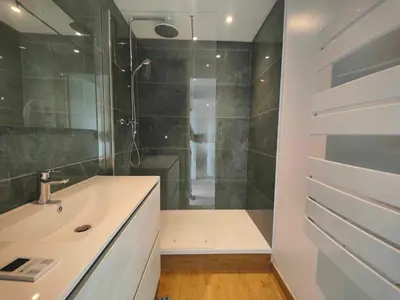 Salle de bains dans l'établissement RDC T4 Maison proche Aéroport