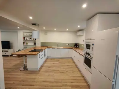 Cuisine ou kitchenette dans l'établissement RDC T4 Maison proche Aéroport