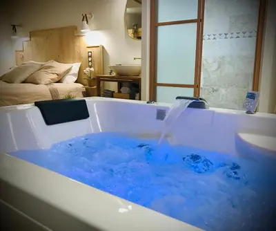 Un ou plusieurs lits dans un hébergement de l'établissement Suite Spa et Sauna de Cogny