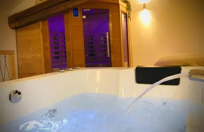 Salle de bains dans l'établissement Suite Spa et Sauna de Cogny