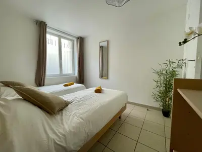 Un ou plusieurs lits dans un hébergement de l'établissement BnGo I Maison Mimosa I Jardin, 3 chambres, 9 personnes
