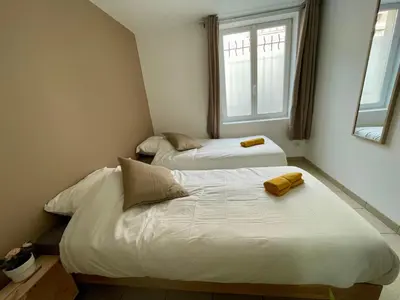 Un ou plusieurs lits dans un hébergement de l'établissement BnGo I Maison Mimosa I Jardin, 3 chambres, 9 personnes