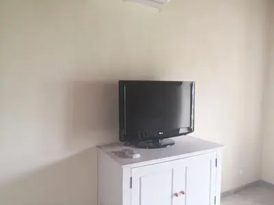 Télévision ou salle de divertissement dans l'établissement Meublé A l'Orée des Vignes en Beaujolais