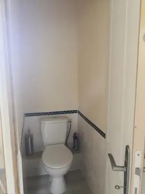 Salle de bains dans l'établissement Meublé A l'Orée des Vignes en Beaujolais
