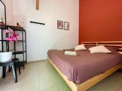 Un ou plusieurs lits dans un hébergement de l'établissement BnGo I Maison Terracotta I Jardin, Garage, 3 chambres, 9 personnes