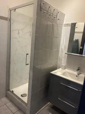Salle de bains dans l'établissement Spacieux cosy - 1 chambre Appartement - LYON Perrache Confluence 50 M2